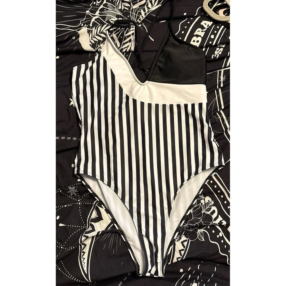 Women's Black & White Stripe Hi‎ Leg V Neck Halter One Piece Swimsuit, Large